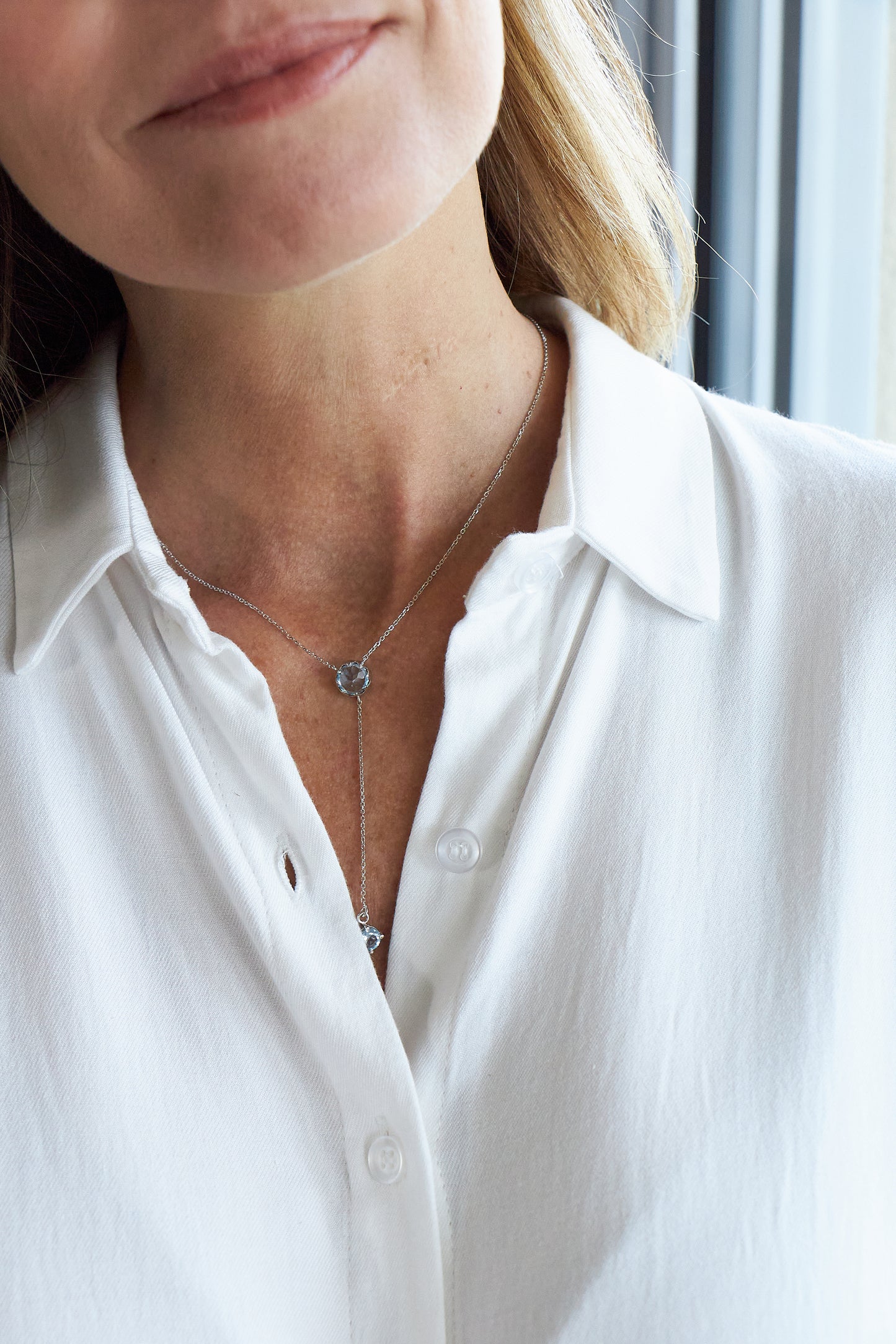 Colar Gravatinha Protea em Ouro  Branco 18k e Topázio Swiss