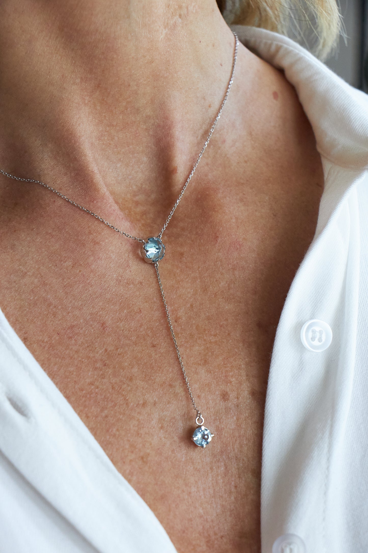 Colar Gravatinha Protea em Ouro  Branco 18k e Topázio Swiss