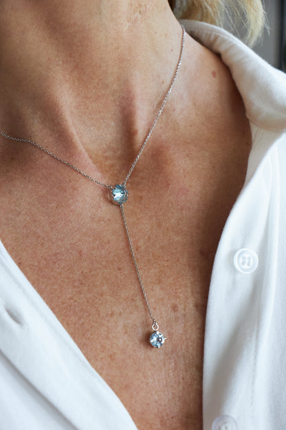 Colar Gravatinha Protea em Ouro  Branco 18k e Topázio Swiss