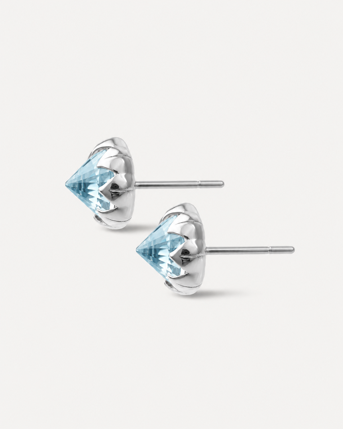 Stud Protea em Ouro Branco 8k  e Topázio Sky Grande